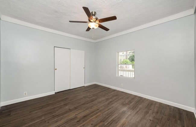 Building Photo - E. WALNUT HILLS - Cute 2 bed in upper of 2 family