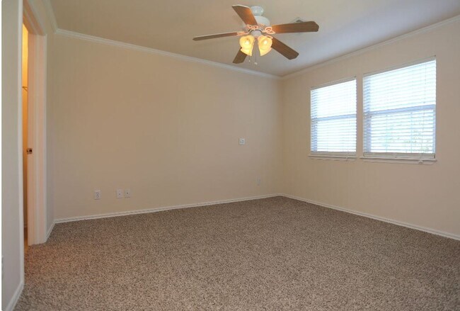Building Photo - Beautiful large 2-bedroom 2 baths with 1 car garage in Mid Town Tulsa!!