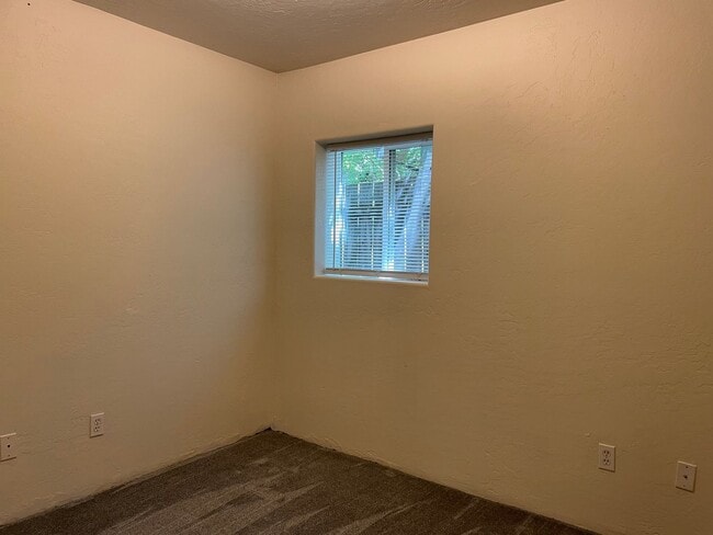 Building Photo - Cute 2 Bedroom 1 Bath Apartment-Centarlly ...