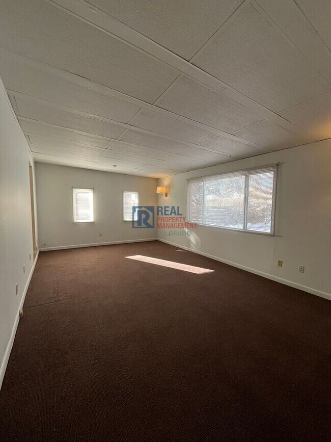 Building Photo - 865 Balsam St