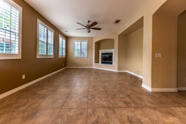 Building Photo - Beautiful 4 Bedroom 4 Bath House with Pool & Spa in Arroyo Vista