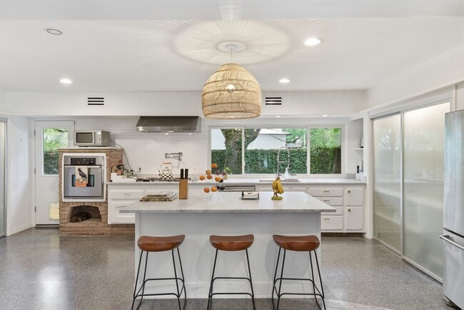 Building Photo - 4603 Ivanhoe St