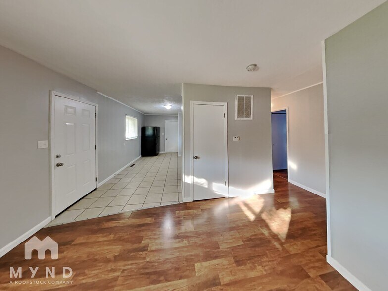 Building Photo - 3049 Bluefield Dr