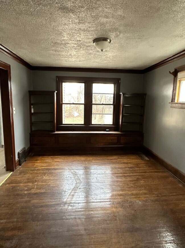 Building Photo - 3bd Single Collinwood Cash Pay