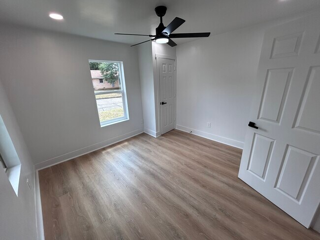 Building Photo - 1400 N 6th St