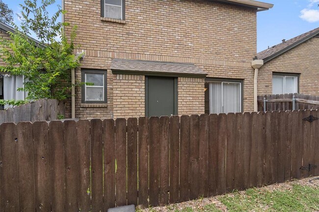 Building Photo - 1015 E Yager Ln