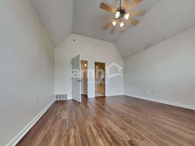 Building Photo - 8981 Oak Grove Blvd