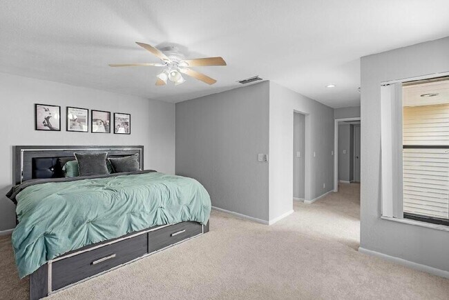 Building Photo - 1590 Shaker Cir