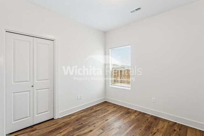 Building Photo - 1861-1861 S Hickory Creek Ct