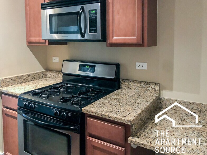 Building Photo - 1849 W Cornelia Ave