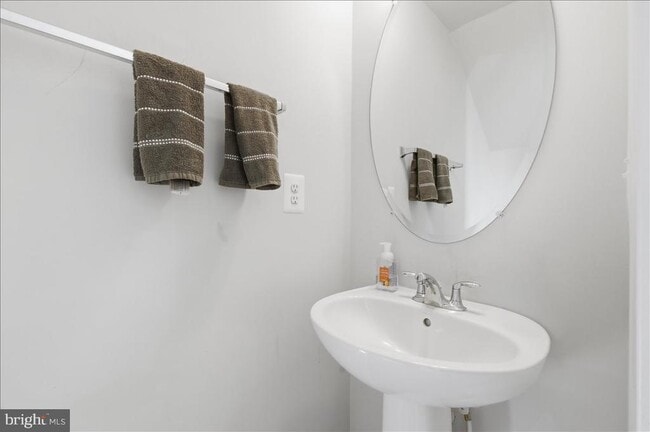 Building Photo - 13538 Sayward Blvd