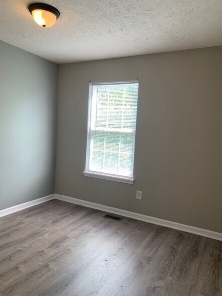 Building Photo - 806 W 43rd St