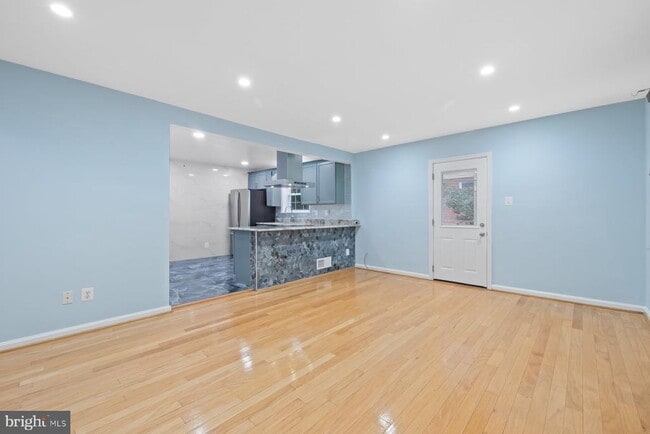 Building Photo - 2913 Collins Ave