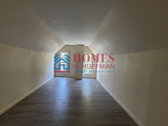 Building Photo - Three Bedroom | Two Bath House