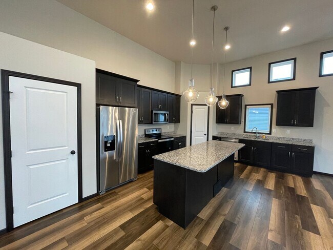 Building Photo - Spacious 4 Bed, 3 Bath Home in West Fargo