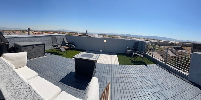 Building Photo - Stylish 3-Story Home with Rooftop Deck & B...