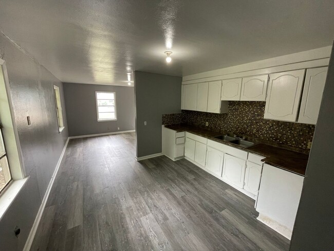 Building Photo - Like new 2 Bedroom home