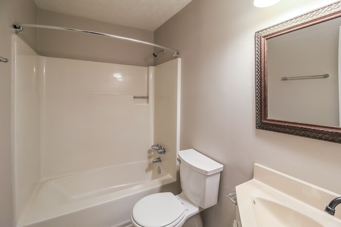 Building Photo - 5916 S Quail Dr