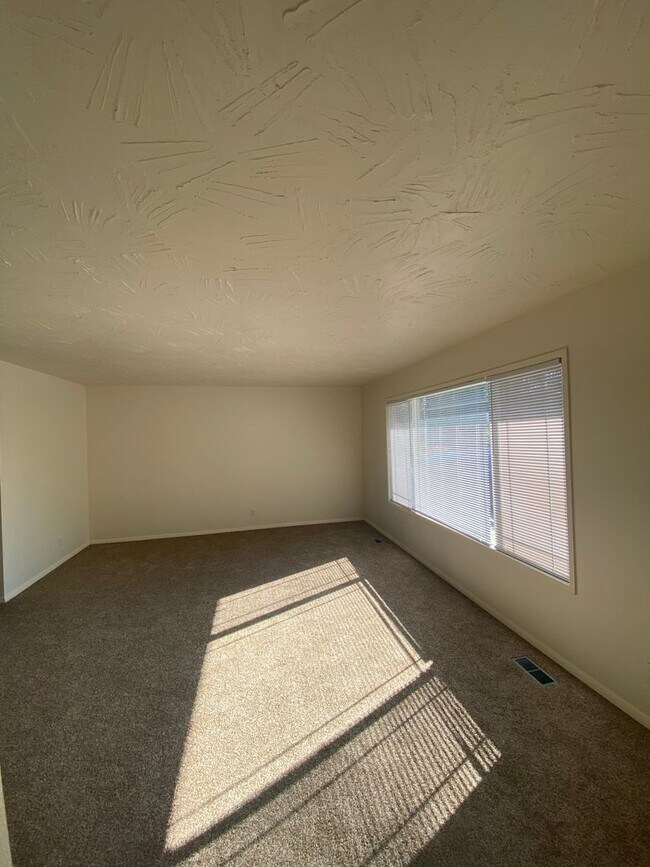 Building Photo - SINGLE FAMILY HOME ON HILLCREST (APP#72)
