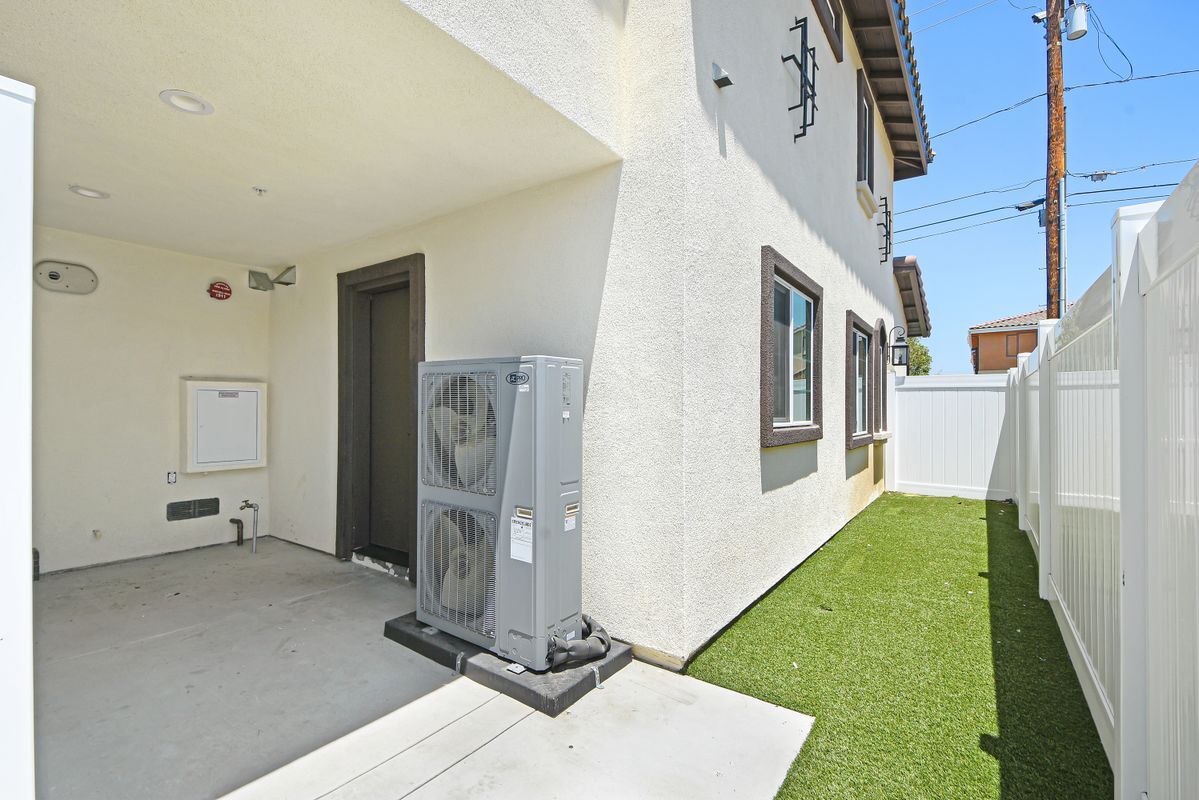 Building Photo - 16385 Valencia Ave