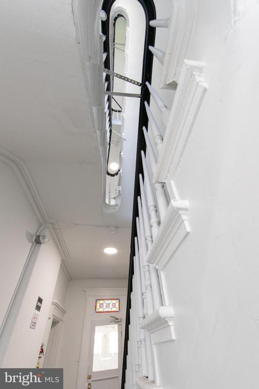 Building Photo - 9 E Holly