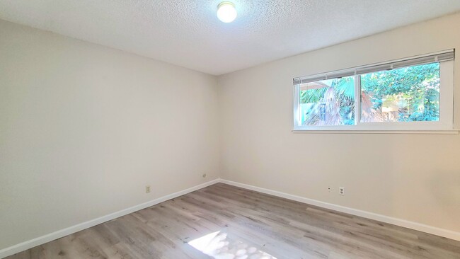 Building Photo - 2BD / 1BTH 1 STORY UNIT AVAILABLE W/ GARAGE!