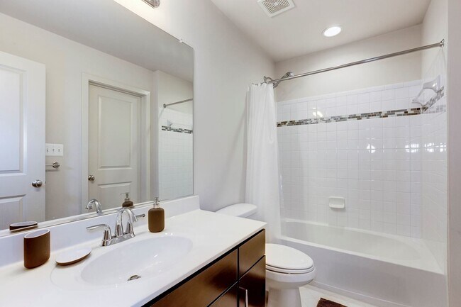 Building Photo - 3 Bed 4.5 Bath - Silver Spring Townhouse i...