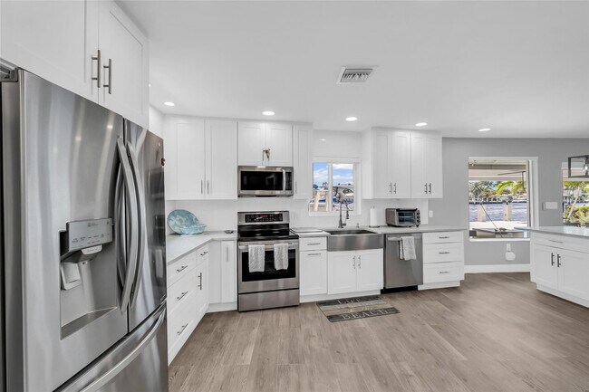 Building Photo - 2005 N Riverside Dr