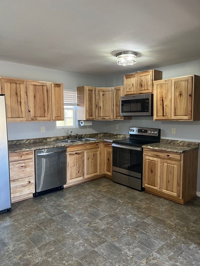 Building Photo - 3 Bedroom, 1 Bath House