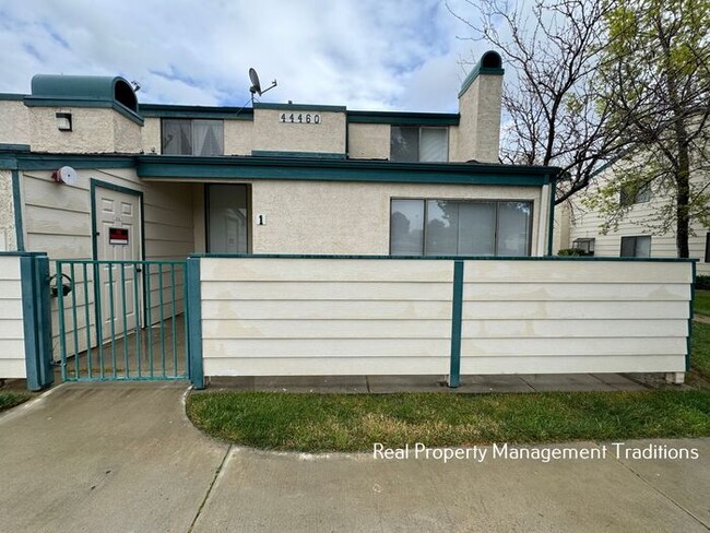 Primary Photo - 2 + 2 Townhouse in Lancaster