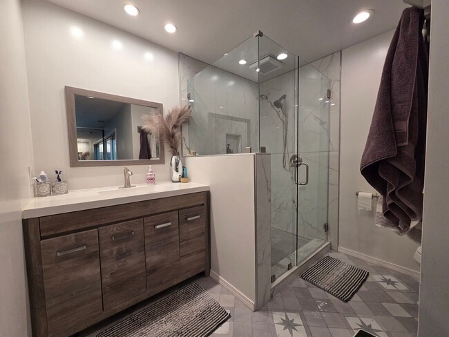 Building Photo - 2 Bedroom 2.5 Bath Town House in West Ventura