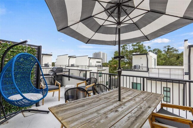 Building Photo - 218 Park Lake St