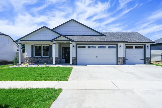 Primary Photo - 3 bedroom 2 bath -3 car garage!