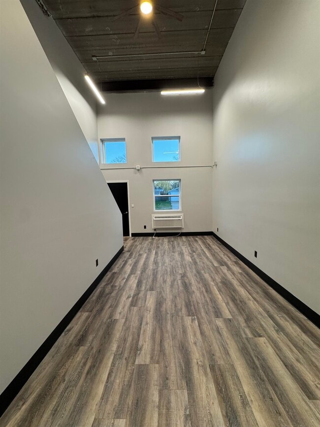 Building Photo - 824 W 8th St