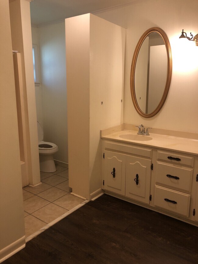 Building Photo - *3/2*SOUTHERN HILLS/SOUTHWOOD*FRESH PAINT*