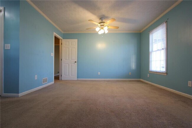 Building Photo - 818 Springlake Rd