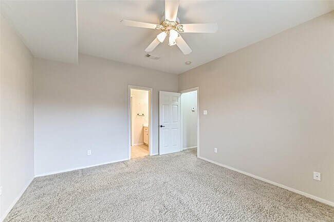 Building Photo - 404 Live Oak Ln
