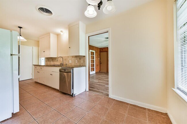 Building Photo - 3022 Broadmead Dr