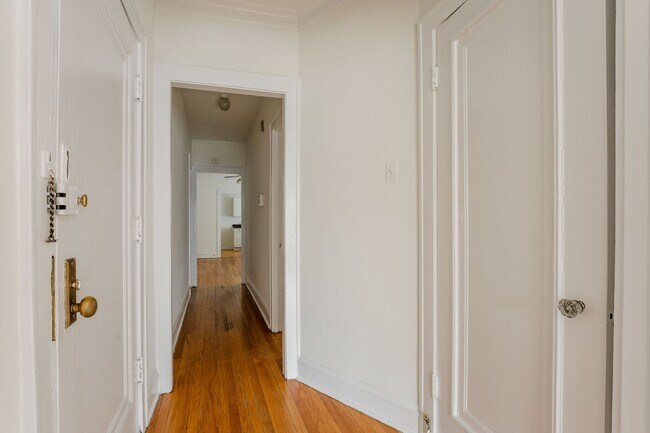 Building Photo - Albany Park - 2 Bed / 1 Bath - Heat Included