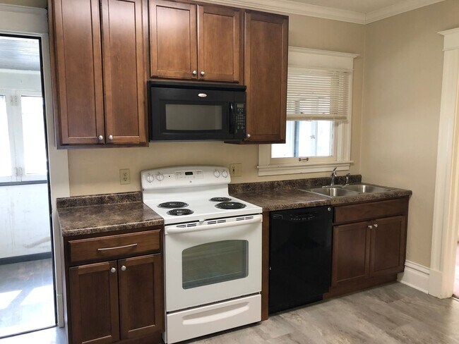 Building Photo - 614 S Clinton St