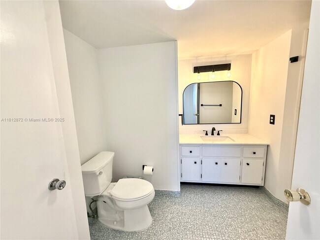 Building Photo - 1351 NE Miami Gardens Dr