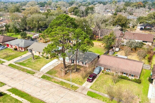 Building Photo - 5758 Greencraig Dr