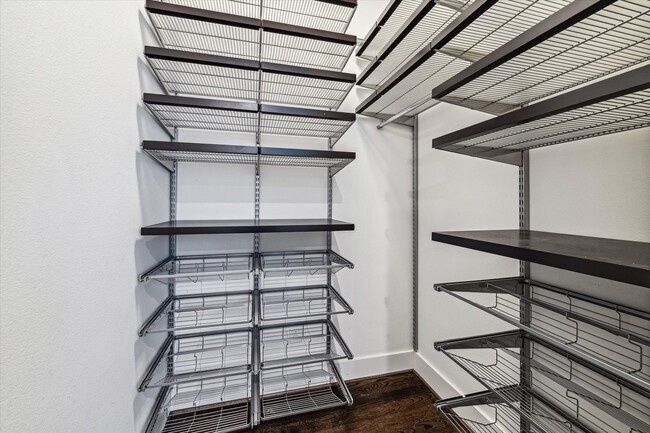 Building Photo - 912 Yale St