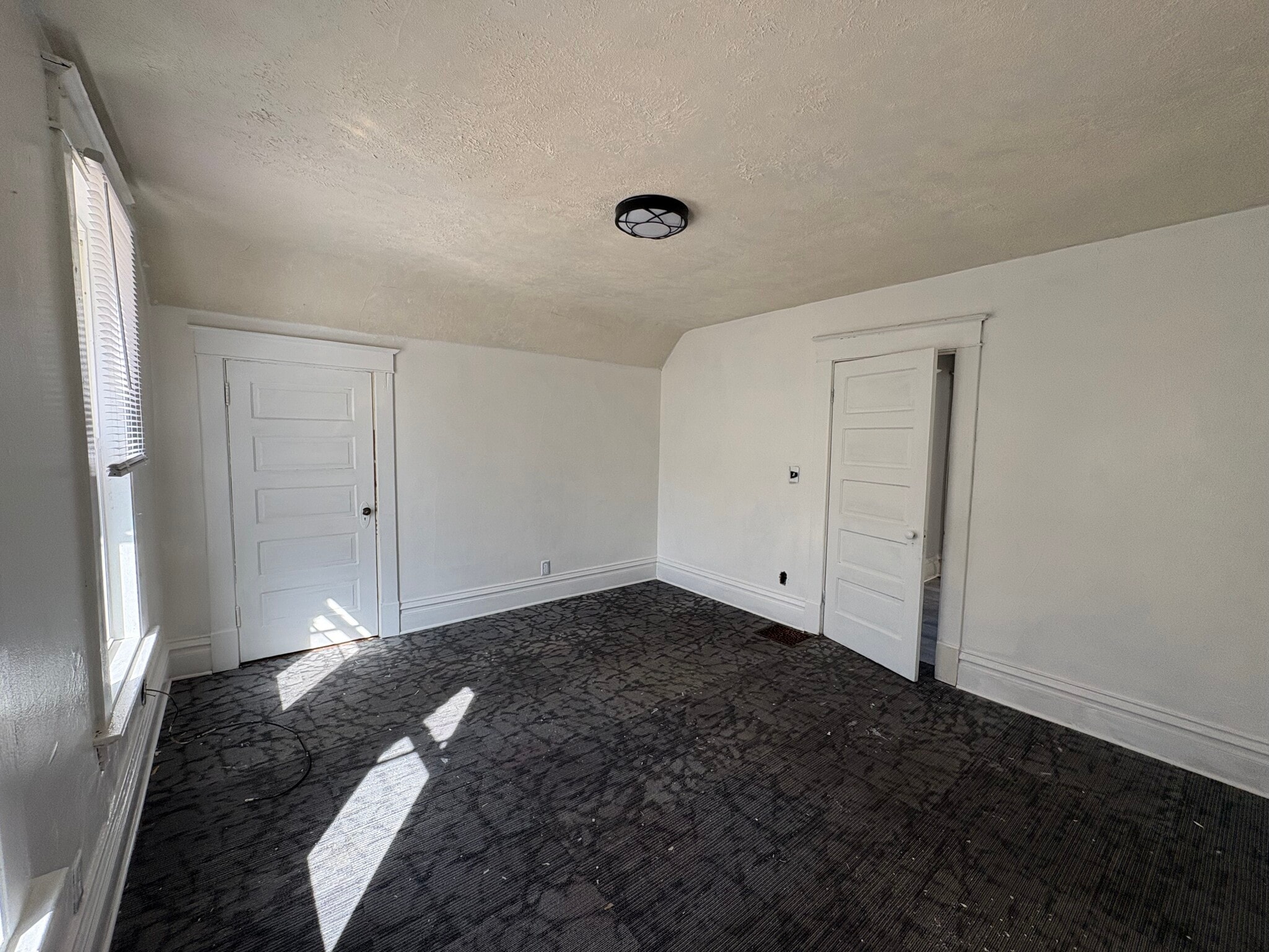 Building Photo - 714 S 1st Ave