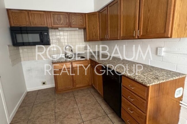 Building Photo - Beautifully updated 3-bedrooms, 2-baths ho...