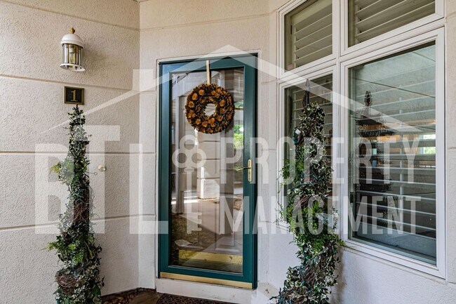 Building Photo - Beautiful Two Bedroom Condo in Palace View Place