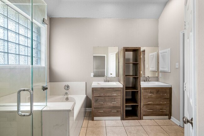 Building Photo - 1505 Hickory Ct