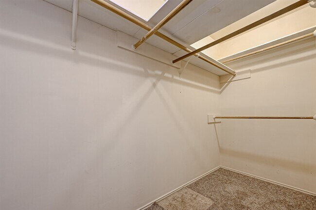 Building Photo - 2102 Creekshire Dr