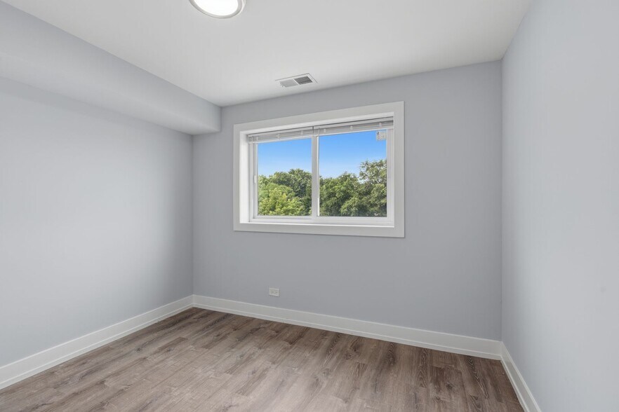 Building Photo - 2327 W Lunt Ave