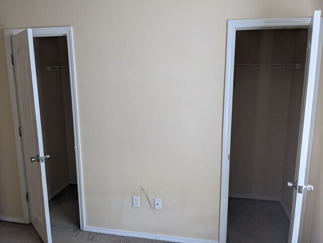 Building Photo - Townhouse with Pool Access. Assigned parking!